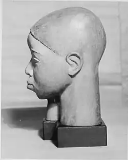 'Chester' 1931: portrait d’un garçon afro-américain, diffère nettement de la plupart des portraits par sa simplicité classique et l’expression pensive du sujet. Il est apparu dans l'exposition Harmon (1931). (Terre cuite, 10 7/8" H.) Musée d'art moderne de San Francisco