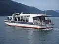 Un bateau touristique à la sortie du port.