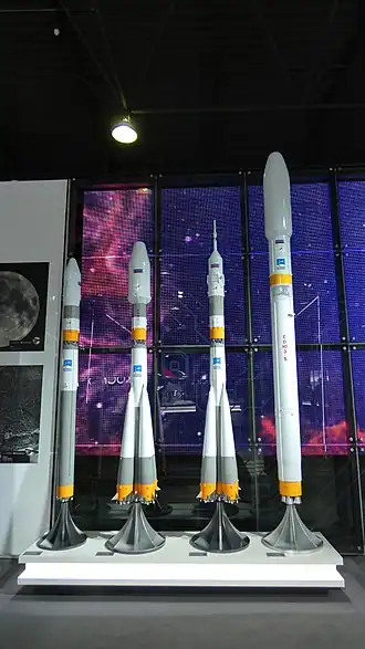 Maquette de Soyouz-5 (à droite) au MAKS 2021.