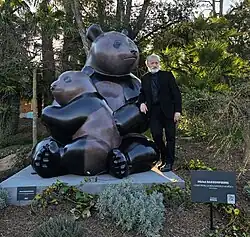 Photo avec l’œuvre monumentale Yuan Meng (2,5&nbsp;m de hauteur), représentant le premier panda né en France, dans les bras de sa mère, Huan Huan, à côté de laquelle pose le sculpteur animalier Michel BASSOMPIERRE