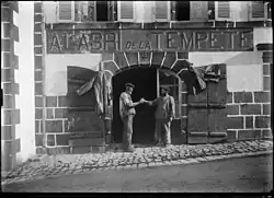 Deux marins devant le bar "A l'abri de la tempête" photographiés par Paul Gruyer vers 1900