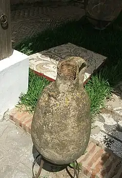 Photographie montrant une amphore et une mosaïque romaines de Tamuda