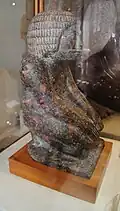 Côté droit de la statuette du prêtre Hotepdief.