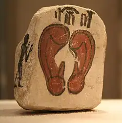 Stèle égyptienne ornée d'oreilles humaines.