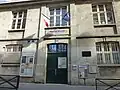 École élémentaire et plaque commémorative.