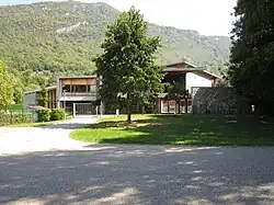 Photographie en couleurs de l’école élémentaire de Challes-les-Eaux.