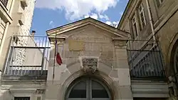 École de filles au no&nbsp;10 avec au fronton : ASILE ÉCOLE PRIMAIRE - COMMUNALE DE JEUNES FILLES ISRAÉLITES - MODE MUTUEL.