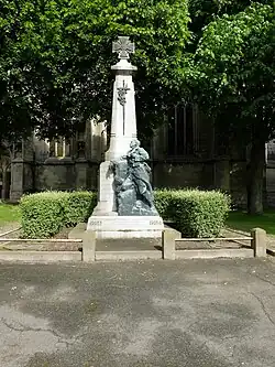 Poilu blessé (monument aux morts)