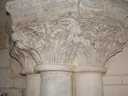 Chapiteau dans l'église.