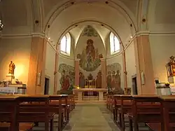 Photographie en couleurs de l’intérieur de l’église.