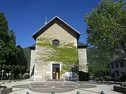 Vue générale de l’église de face.