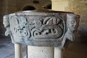 La cuve du XIIe&nbsp;siècle dans l'église.