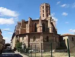 Photographie en couleur d'une église.