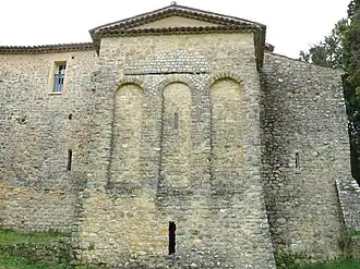 Le chevet de l'église avec les trois arcatures aveugles.