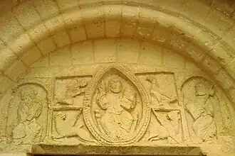 Tympan sculpté du XIIe&nbsp;siècle.