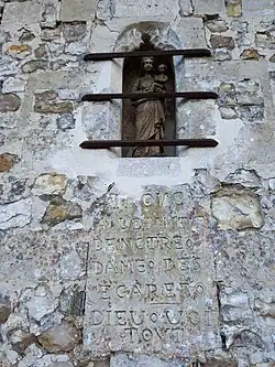 Statue sur l'église.