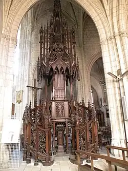 La chaire à prêcher.