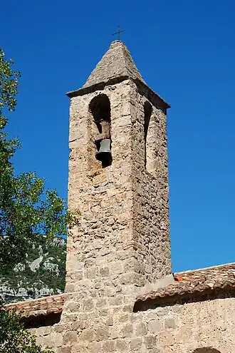 Le clocher à flèche de pierre.
