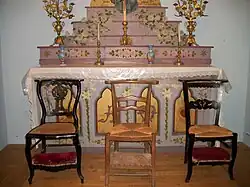 L'autel en bois sculpté