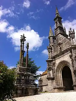 L'église et le calvaire.