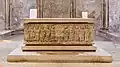 Sarcophage, transformé en autel.