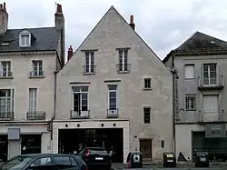 Photogarphie en couleurs d'une façade avec des baies en arc brisé murées.