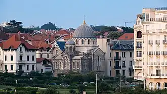 Vue extérieure du chœur d'une église ; croix orthodoxes surmontant les dômes.