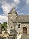 Le clocher et le portail méridional de l'église Saint-Laurent.