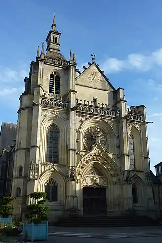 Façade d'une église éclairée par le soleil.