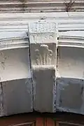 Détail partie supérieure du portail.