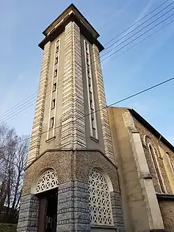 Photographie du clocher de l'église Saint-Antoine de Padoue à La Monnerie-le-Montel.