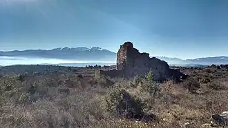 L'église dans son environnement face au Canigou.