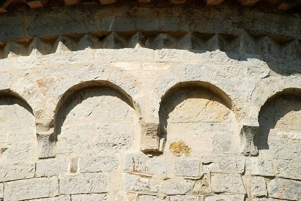 Arcatures et frise de dents d'engrenagedu chevet.