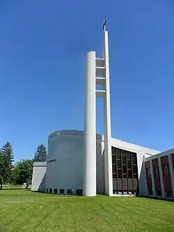 L'église Saint-Benoît-Abbé à Sainte-Foy jouxte le chemin