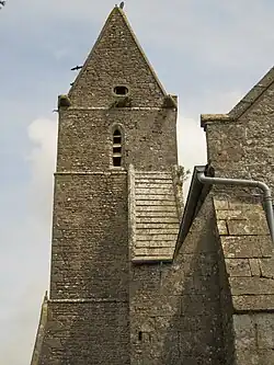 Le clocher en bâtière.