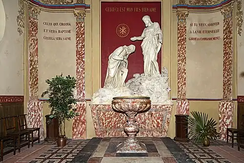 Les fonts baptismaux.