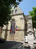 L'église Saint-Jacques-le-Majeur et le monument aux morts.