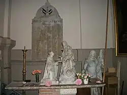 Sur l'autel une représentation de Notre-Dame du Rosaire remettant le rosaire à saint Dominique.