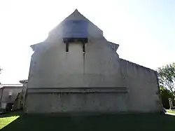 Le clocher-mur protégé par un toit.