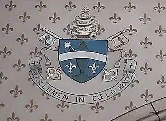 Devise et blason de Léon XIII, pape au moment de la consécration des lieux.