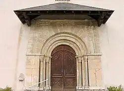 Portail roman (XIIe&nbsp;siècle) de l'église.