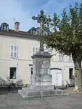 Croix monumentale de la crucifixion de Jésus et du Sacré-Coeur placée en face l'église.