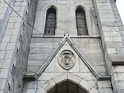 Au-dessus de l'entrée du porche de l'église, le blason de l'évêque Prosper-Marie Billère.