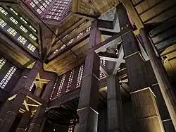 Vue intérieure de l'église et de ses différents éléments de béton armé.