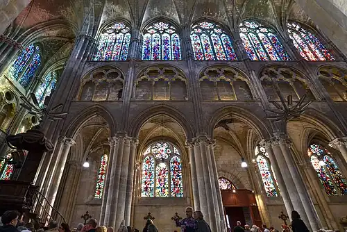 (5) Vitraux sur le côté de la nef