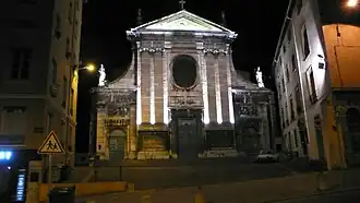 L'église de nuit et les numéros 39 et 41 de part et d'autre.