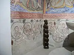 Côté gauche en bas, les apôtres, tenant chacun une phrase du credo