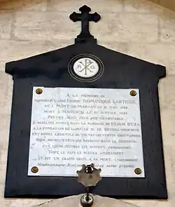 Plaque honorant la mémoire du premier curé d'Uza
