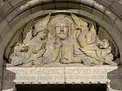Le tympan avec le Christ entouré des quatre évangélistes ailés et symbolisés.