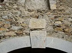 Deux pierres sculptés sont placés au-dessus du portail d'entrée : un chrisme, et un cœur avec des inscriptions en latin  ou grec ? et la date de 1776